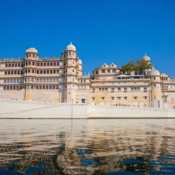 Explore Udaipur on a city sightseeing tour. Visit City Palace, Lake Pichola, Jagdish Temple, Saheliyon Ki Bari and more with Mumbai Dream Tours.
