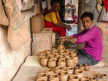 Gain a profound understanding of grassroots enterprise and community resilience with our ethical Dharavi Slum Tour. Experience vibrant local industries, small-scale manufacturing, and warm hospitality.