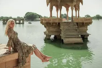 Explore Jaisalmer on a guided city tour featuring Jaisalmer Fort, Patwon Ki Haveli, Jain temples, Gadisar Lake, and the Golden City's rich heritage.
