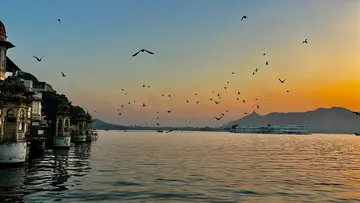 Explore Udaipur on a city sightseeing tour. Visit City Palace, Lake Pichola, Jagdish Temple, Saheliyon Ki Bari and more with Mumbai Dream Tours.