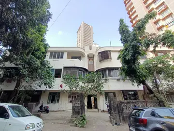 Discover the rich cultural tapestry of Matunga with our guided heritage walk. Explore iconic South Indian temples, traditional eateries, and vintage architecture.