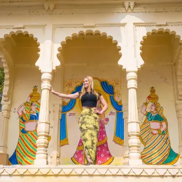Explore Udaipur on a city sightseeing tour. Visit City Palace, Lake Pichola, Jagdish Temple, Saheliyon Ki Bari and more with Mumbai Dream Tours.