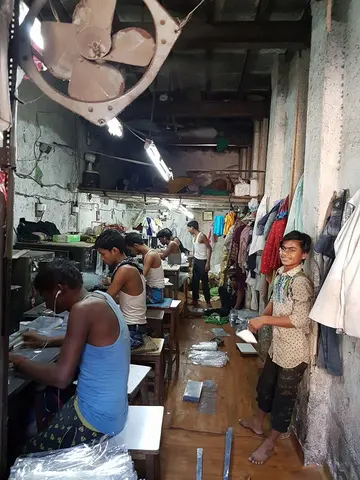 Gain a profound understanding of grassroots enterprise and community resilience with our ethical Dharavi Slum Tour. Experience vibrant local industries, small-scale manufacturing, and warm hospitality.