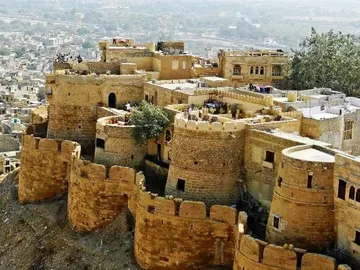 Explore Jaisalmer on a guided city tour featuring Jaisalmer Fort, Patwon Ki Haveli, Jain temples, Gadisar Lake, and the Golden City's rich heritage.