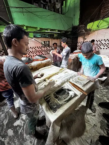 Discover local life, small businesses and community stories on a guided Delhi Slum Tour. Learn about urban culture and everyday life with Mumbai Dream Tours.