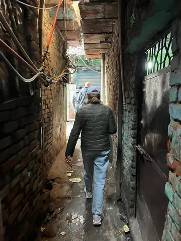 Discover local life, small businesses and community stories on a guided Delhi Slum Tour. Learn about urban culture and everyday life with Mumbai Dream Tours.