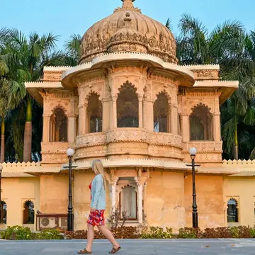 Explore Udaipur on a city sightseeing tour. Visit City Palace, Lake Pichola, Jagdish Temple, Saheliyon Ki Bari and more with Mumbai Dream Tours.