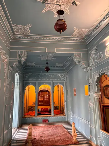 Explore Udaipur on a city sightseeing tour. Visit City Palace, Lake Pichola, Jagdish Temple, Saheliyon Ki Bari and more with Mumbai Dream Tours.