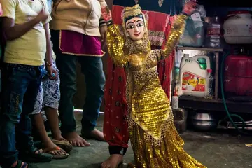 Delhi Street Performer Walk