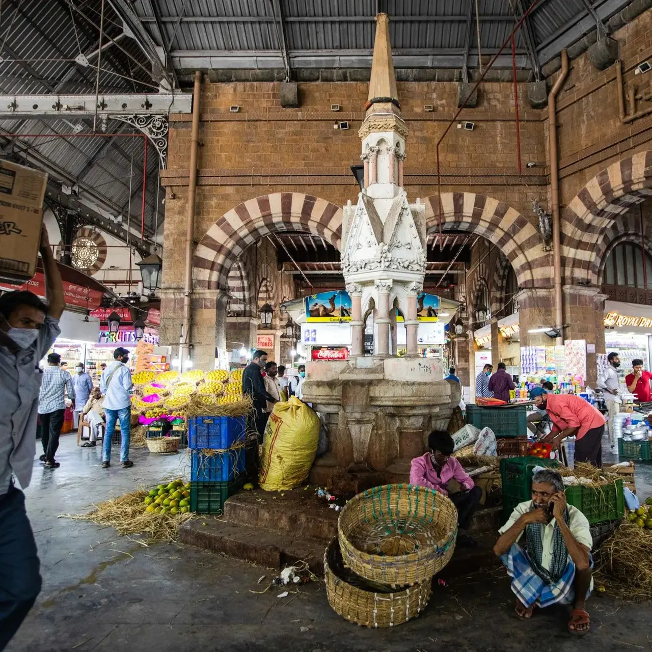Exploring the Vibrant Markets of Mumbai: A Unique Market Tour Itinerary